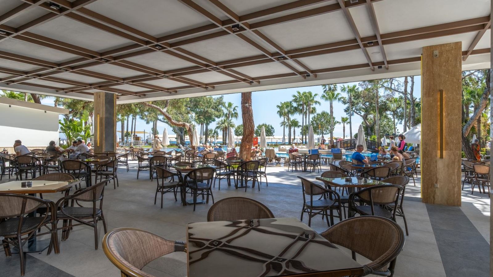 restaurants-pool-bar