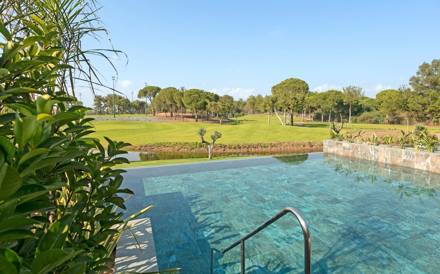 rooms-lagoon-golf-family-swim-up