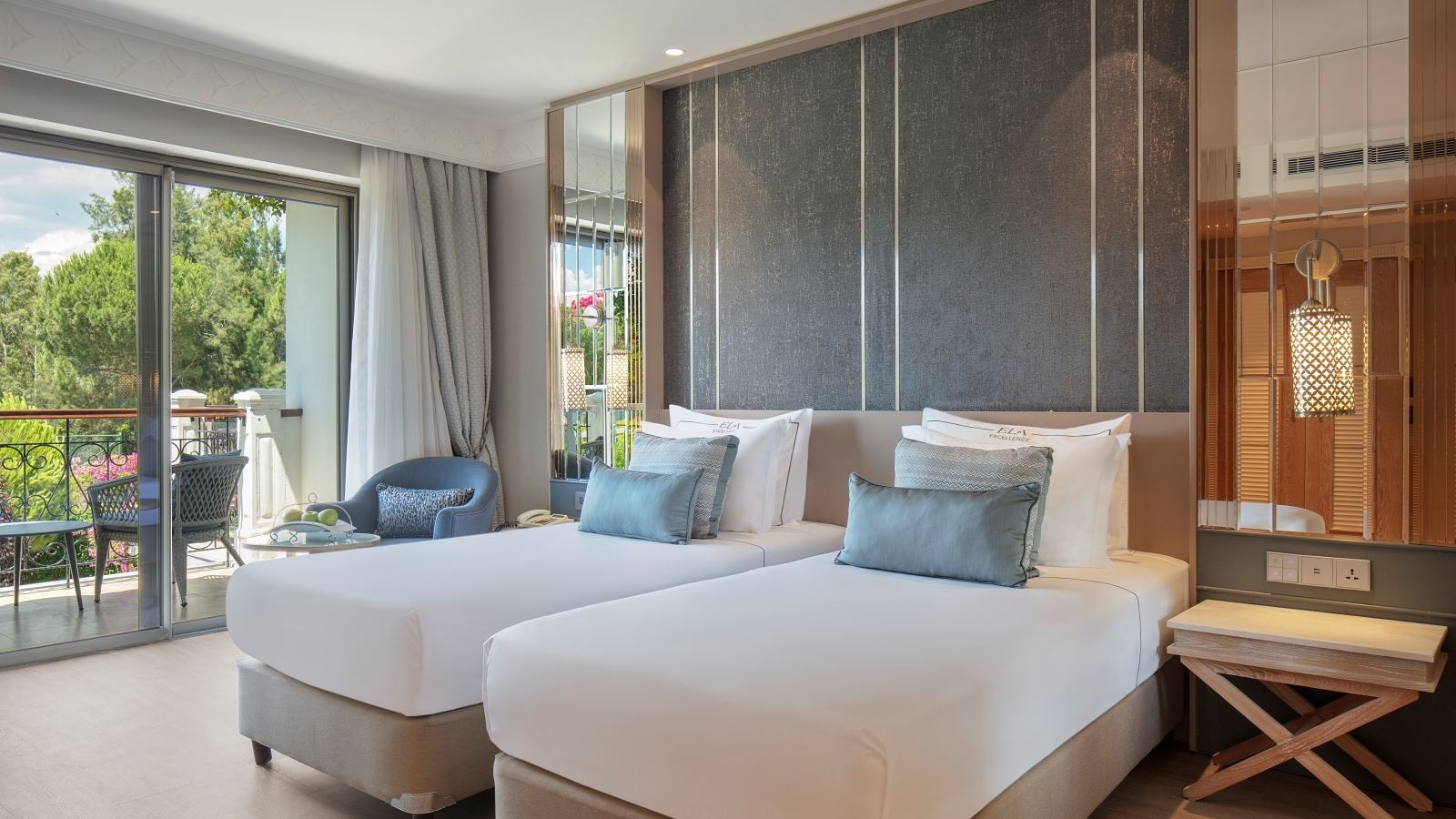 rooms-lake-house-family-pool-view