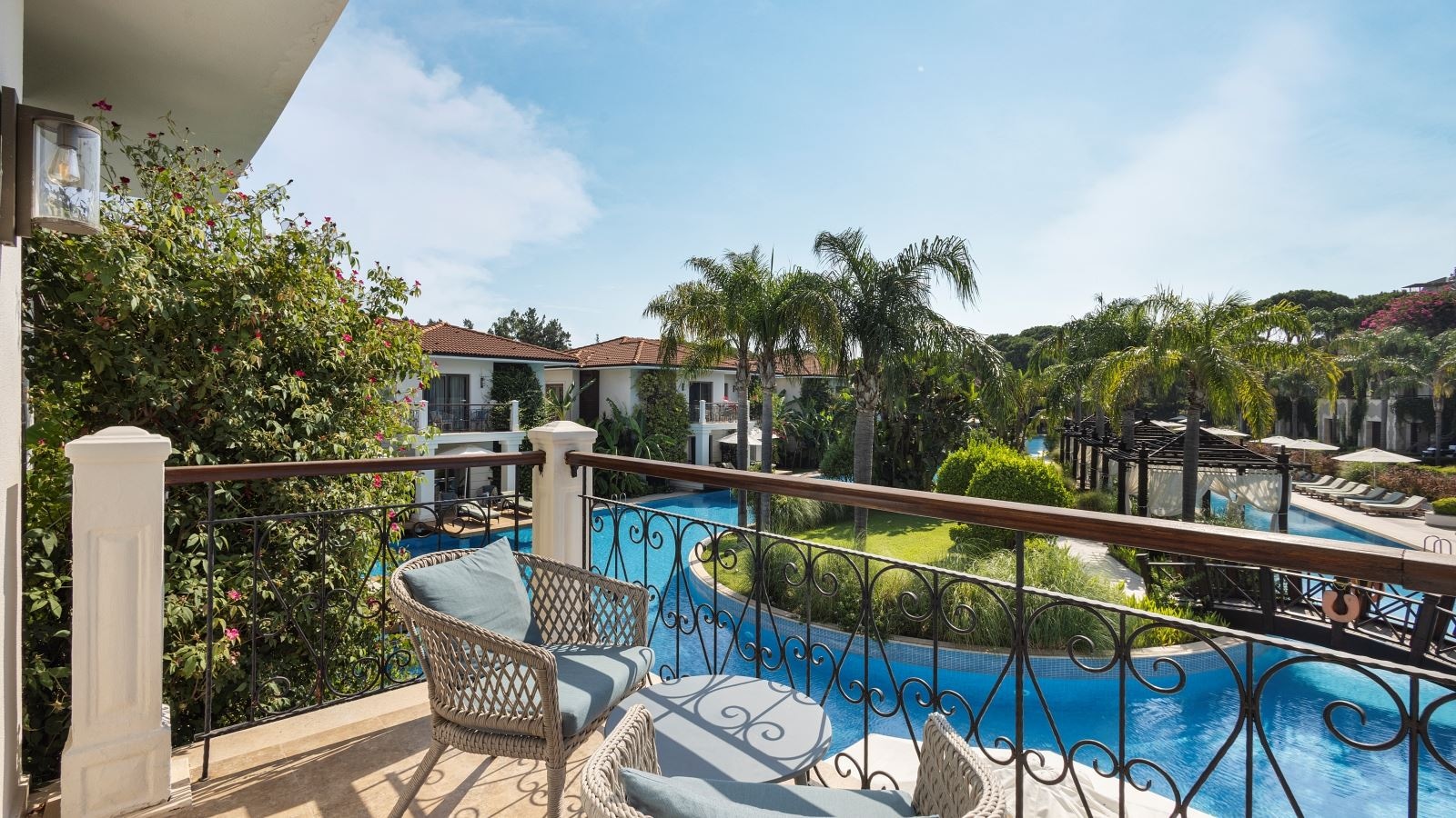 rooms-lake-house-family-pool-view