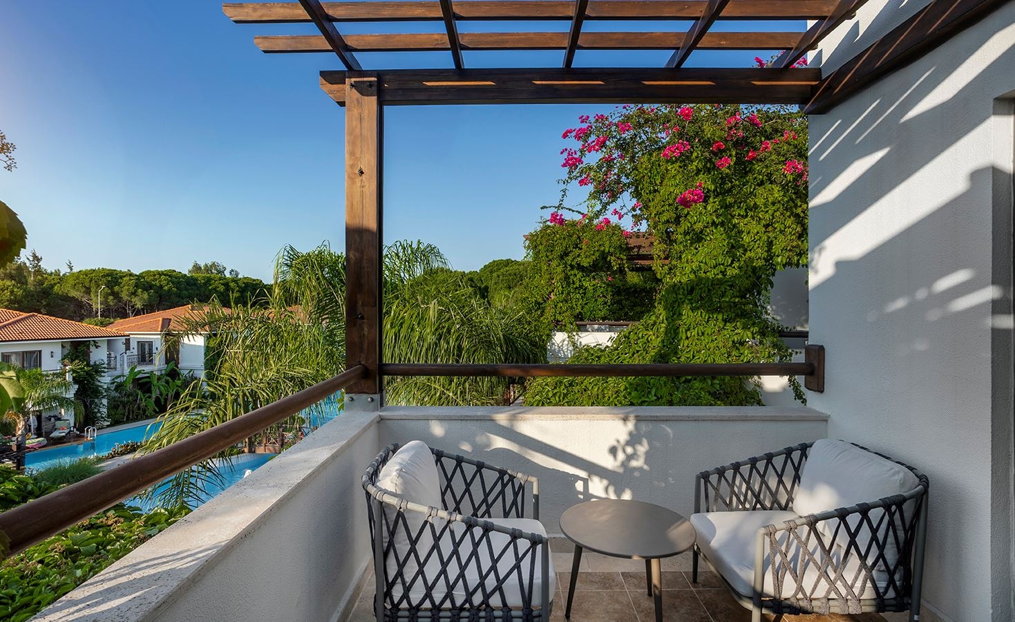 rooms-lake-house-pool-view