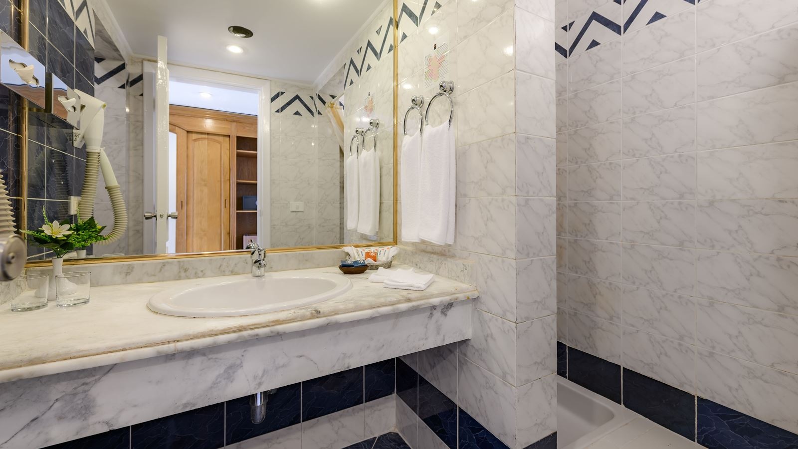 rooms-standard-room-garden-view