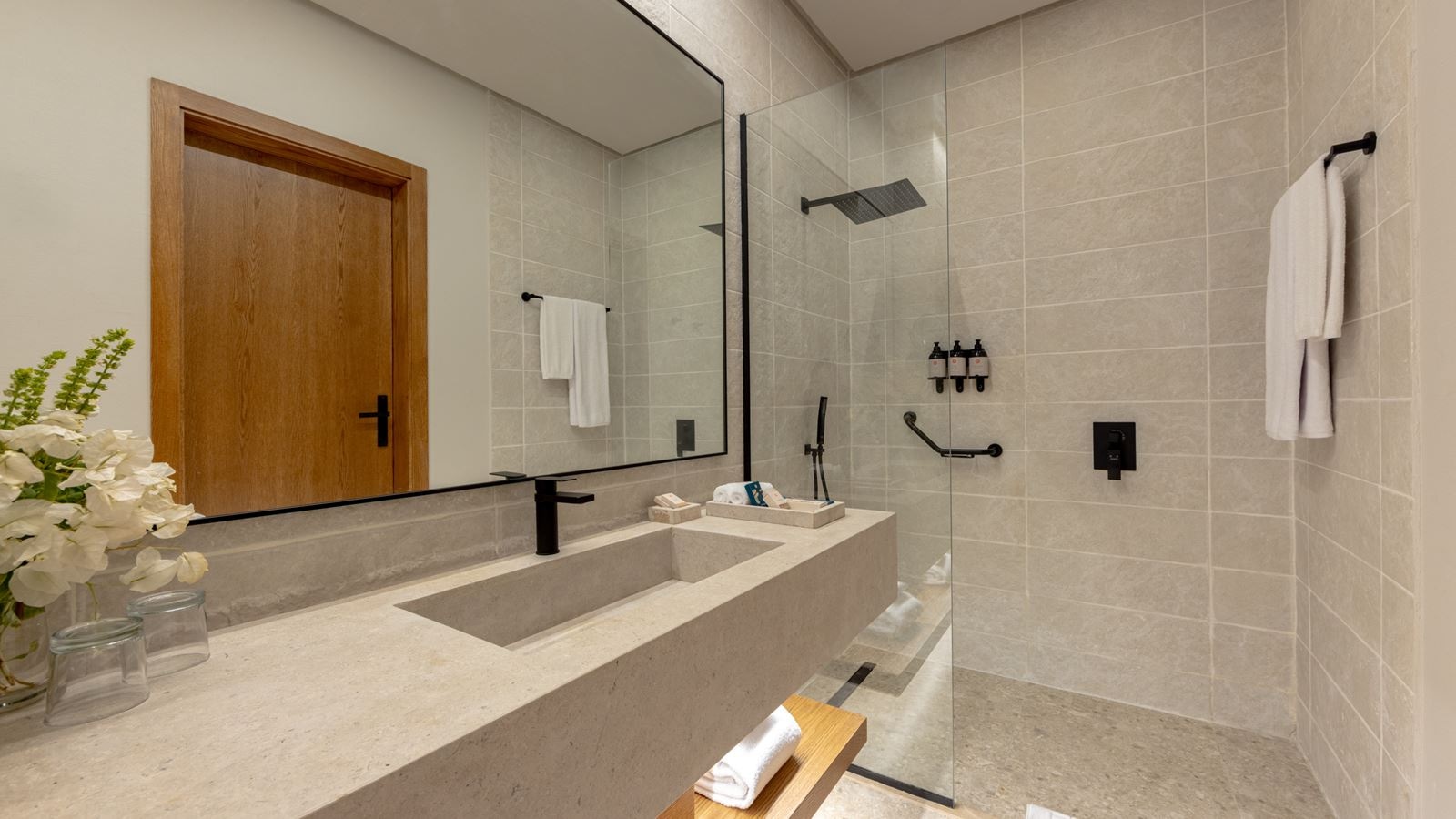 rooms-deluxe-room-pool-view