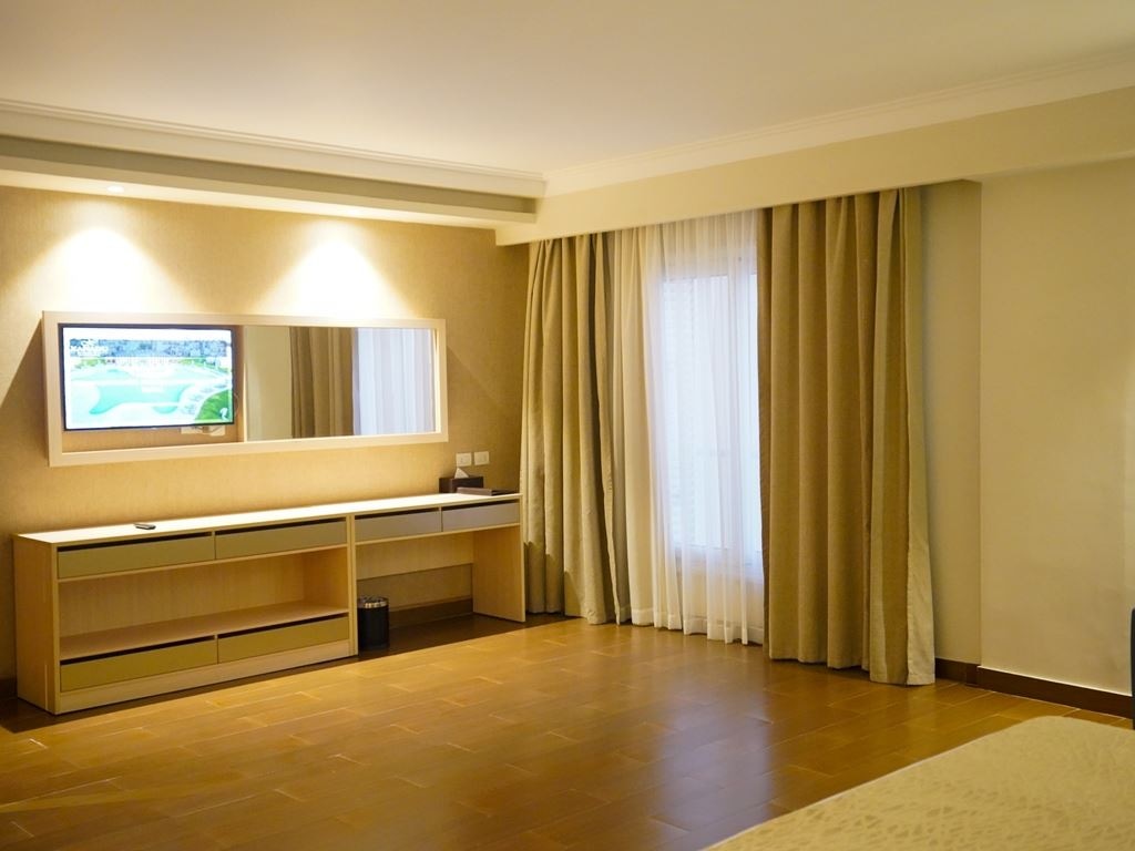 rooms-main-building-family-room-garden-view