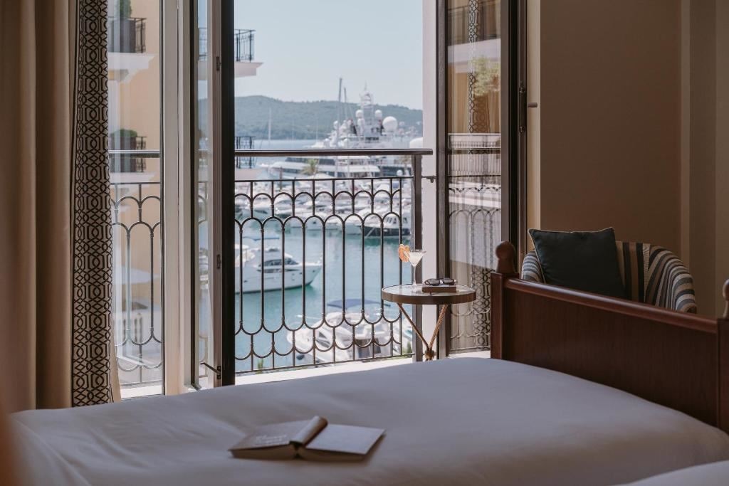 rooms-double-deluxe-room-sea-view